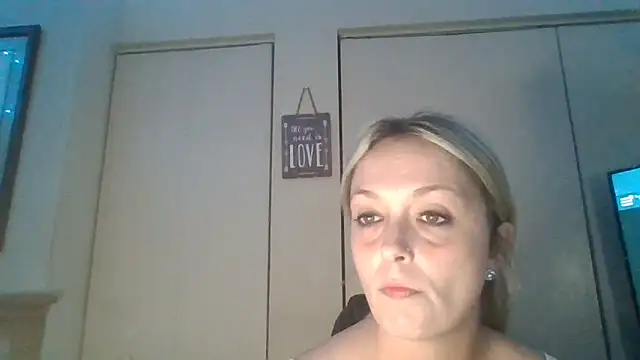 Candykissesxoxo online show from 10-11-25, 05:50