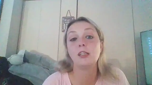 Candykissesxoxo online show from 11-02-25, 07:22