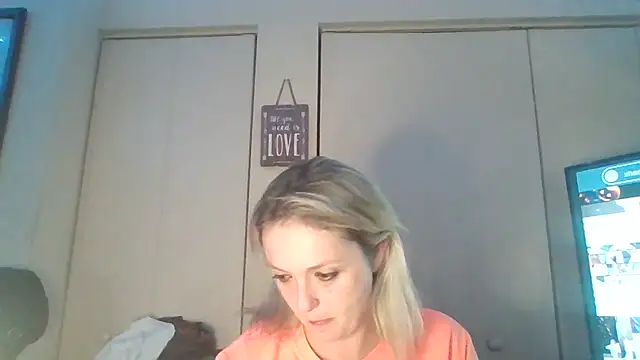 Candykissesxoxo online show from 11-03-25, 09:32