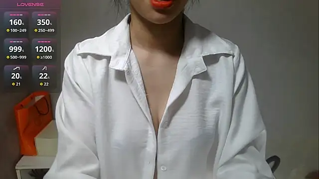 Snapshot of Voyerra_g chatting on 10-15-25, 03:17 Voyerra g online show from 10-15-25, 03:17