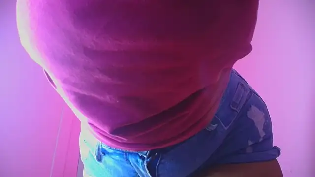 Snapshot of Cristal_hott1 chatting on 10-21-25, 09:15 Cristal hott1 online show from 10-21-25, 09:15