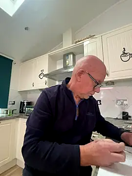 Snapshot of philefc chatting on 12-04-25, 10:24 philefc online show from 12-04-25, 10:24