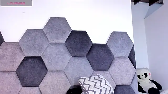 BellaNixs online show from 04-01-26, 01:41