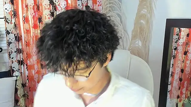Snapshot of miilo_wolf chatting on 10-15-25, 12:05 miilo wolf online show from 10-15-25, 12:05