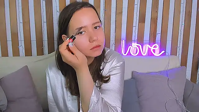 Laura Ellinss online show from 09-17-25, 06:59