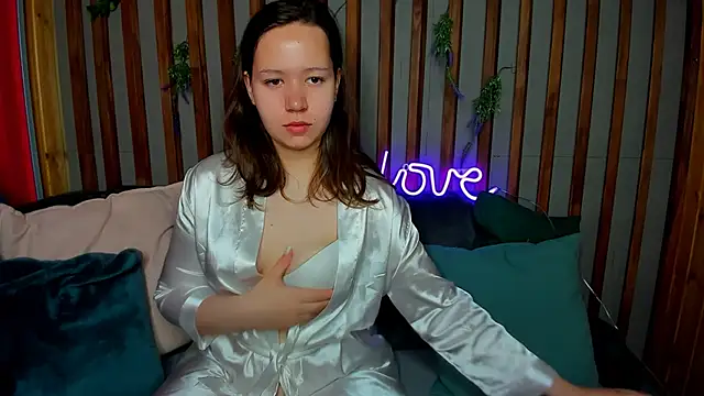 Laura Ellinss online show from 09-27-25, 01:10