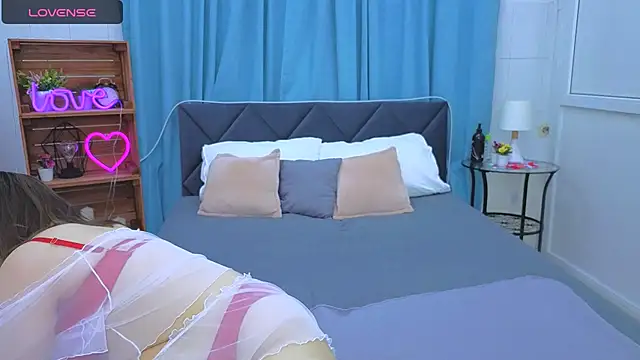 Laura Ellinss online show from 10-07-25, 07:05