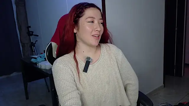 Snapshot of lunnaa_ chatting on 10-23-25, 02:55 lunnaa  online show from 10-23-25, 02:55