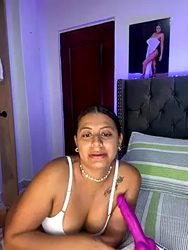 Snapshot of ema_zoe chatting on 09-14-25, 11:04 ema zoe online show from 09-14-25, 11:04