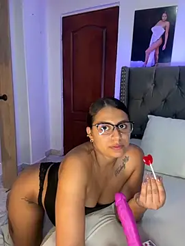 Snapshot of ema_zoe chatting on 09-24-25, 12:03 ema zoe online show from 09-24-25, 12:03