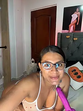 Snapshot of ema_zoe chatting on 10-20-25, 12:00 ema zoe online show from 10-20-25, 12:00