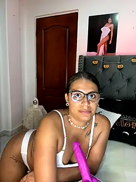 Snapshot of ema_zoe chatting on 10-22-25, 12:00 ema zoe online show from 10-22-25, 12:00