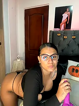 Snapshot of ema_zoe chatting on 10-24-25, 12:08 ema zoe online show from 10-24-25, 12:08