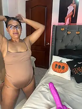 Snapshot of ema_zoe chatting on 10-28-25, 12:03 ema zoe online show from 10-28-25, 12:03