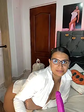 Snapshot of ema_zoe chatting on 10-29-25, 12:02 ema zoe online show from 10-29-25, 12:02