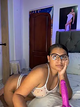 Snapshot of ema_zoe chatting on 11-28-25, 12:24 ema zoe online show from 11-28-25, 12:24