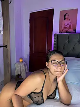 Snapshot of ema_zoe chatting on 05-19-26, 01:56 ema zoe online show from 05-19-26, 01:56