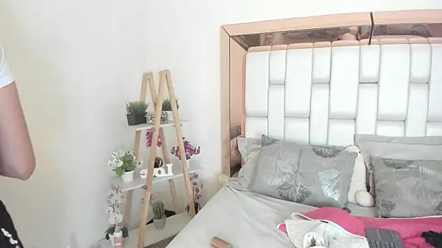 MiaVillalobos online show from 09-15-25, 12:38