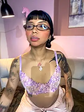 Snapshot of ZoeRaven_Pink chatting on 10-05-25, 10:29 ZoeRaven Pink online show from 10-05-25, 10:29