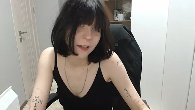 Snapshot of TinaQuiin chatting on 10-10-25, 08:02 TinaQuiin online show from 10-10-25, 08:02