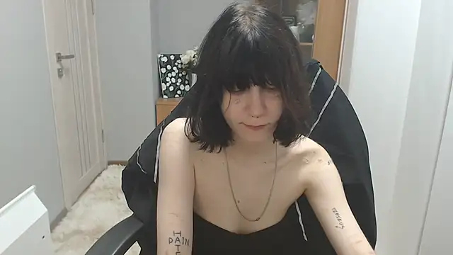 Snapshot of TinaQuiin chatting on 10-24-25, 08:11 TinaQuiin online show from 10-24-25, 08:11