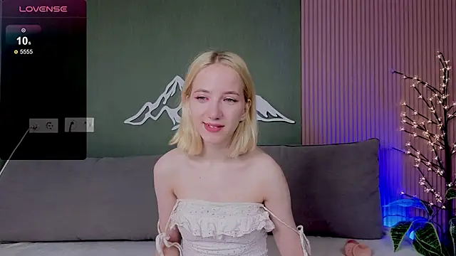 Snapshot of EmmaNovak chatting on 09-29-25, 12:10 EmmaNovak online show from 09-29-25, 12:10