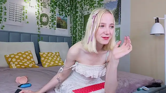 Snapshot of EmmaNovak chatting on 10-06-25, 12:13 EmmaNovak online show from 10-06-25, 12:13