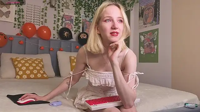 Snapshot of EmmaNovak chatting on 10-26-25, 12:55 EmmaNovak online show from 10-26-25, 12:55