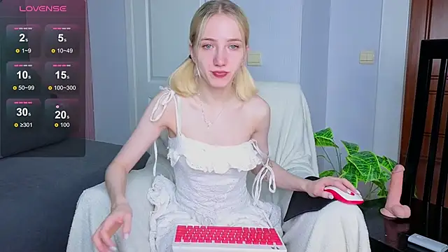 Snapshot of EmmaNovak chatting on 11-15-25, 12:23 EmmaNovak online show from 11-15-25, 12:23