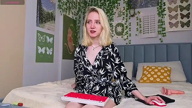 Snapshot of EmmaNovak chatting on 12-03-25, 04:05 EmmaNovak online show from 12-03-25, 04:05