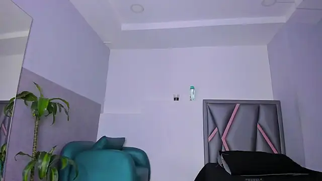 aurora tziu online show from 09-21-25, 04:36