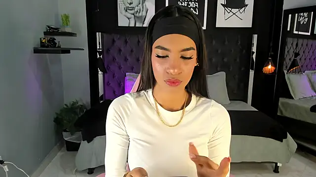 Snapshot of kitty_collins_ chatting on 09-10-25, 10:37 kitty collins online show from 09-10-25, 10:37