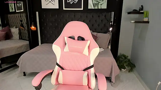 Snapshot of kitty_collins_ chatting on 09-16-25, 11:11 kitty collins online show from 09-16-25, 11:11