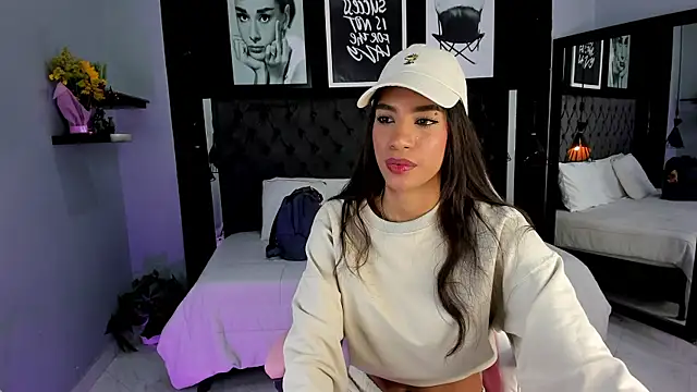 Snapshot of kitty_collins_ chatting on 09-24-25, 10:29 kitty collins online show from 09-24-25, 10:29