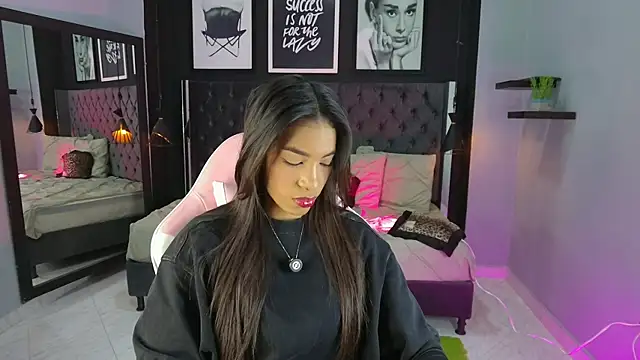 Snapshot of kitty_collins_ chatting on 10-28-25, 11:25 kitty collins online show from 10-28-25, 11:25