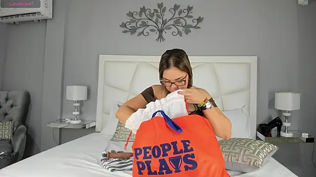 LinaLanm online show from 10-26-25, 04:07