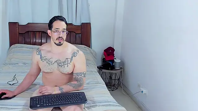 Snapshot of Hunter_Hoott chatting on 06-15-26, 12:24 Hunter Hoott online show from 06-15-26, 12:24