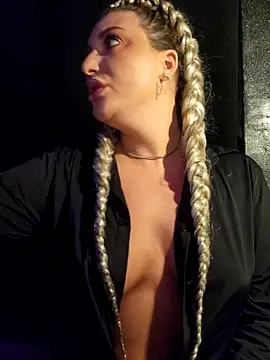 Blondie Sasha online show from 10-30-25, 07:03