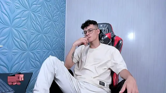 LittleMax23 online show from 10-19-25, 04:35