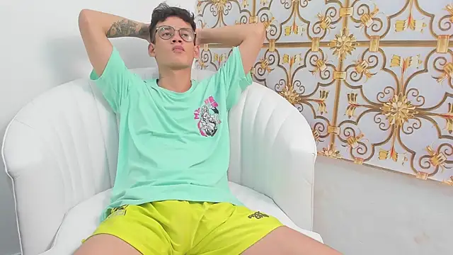 LittleMax23 online show from 10-25-25, 08:47