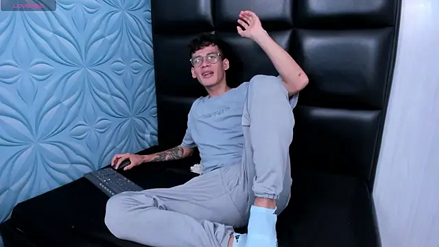 LittleMax23 online show from 10-30-25, 12:39