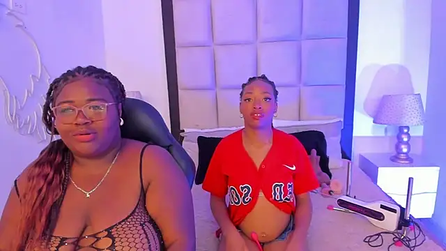 Snapshot of ElisabettaMonroy chatting on 12-18-25, 04:02 ElisabettaMonroy online show from 12-18-25, 04:02