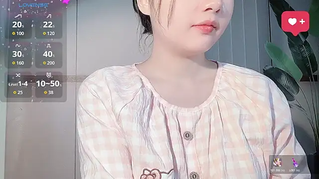 Snapshot of LINNIE05 chatting on 11-29-25, 08:39 LINNIE05 online show from 11-29-25, 08:39