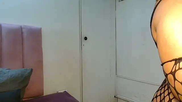 Snapshot of RoxyLuv77 chatting on 09-18-25, 08:05 RoxyLuv77 online show from 09-18-25, 08:05