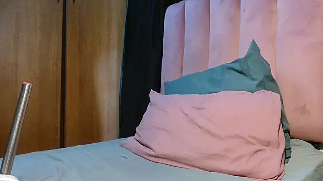 Snapshot of RoxyLuv77 chatting on 09-27-25, 05:01 RoxyLuv77 online show from 09-27-25, 05:01