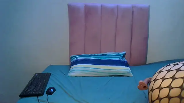 Snapshot of RoxyLuv77 chatting on 10-16-25, 10:44 RoxyLuv77 online show from 10-16-25, 10:44