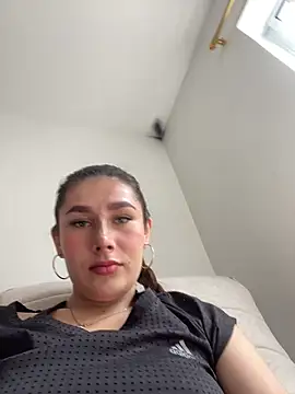 Snapshot of Isa_Villamarin chatting on 09-22-25, 03:25 Isa Villamarin online show from 09-22-25, 03:25