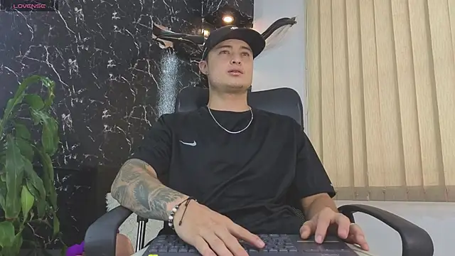 Snapshot of Alexander_ferre chatting on 05-08-26, 12:21 Alexander ferre online show from 05-08-26, 12:21