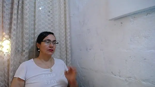 Snapshot of gabbyparker_ chatting on 09-25-25, 02:21 gabbyparker online show from 09-25-25, 02:21