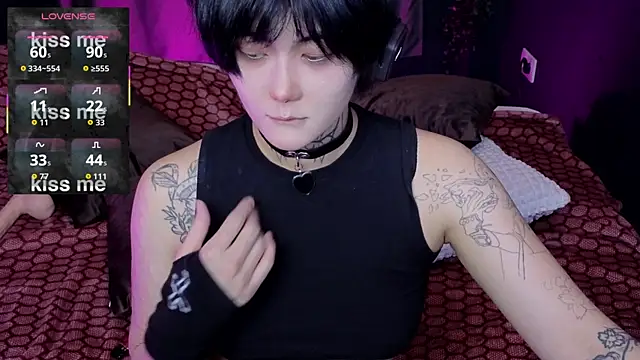 Snapshot of GothXRaven chatting on 10-13-25, 04:18 GothXRaven online show from 10-13-25, 04:18